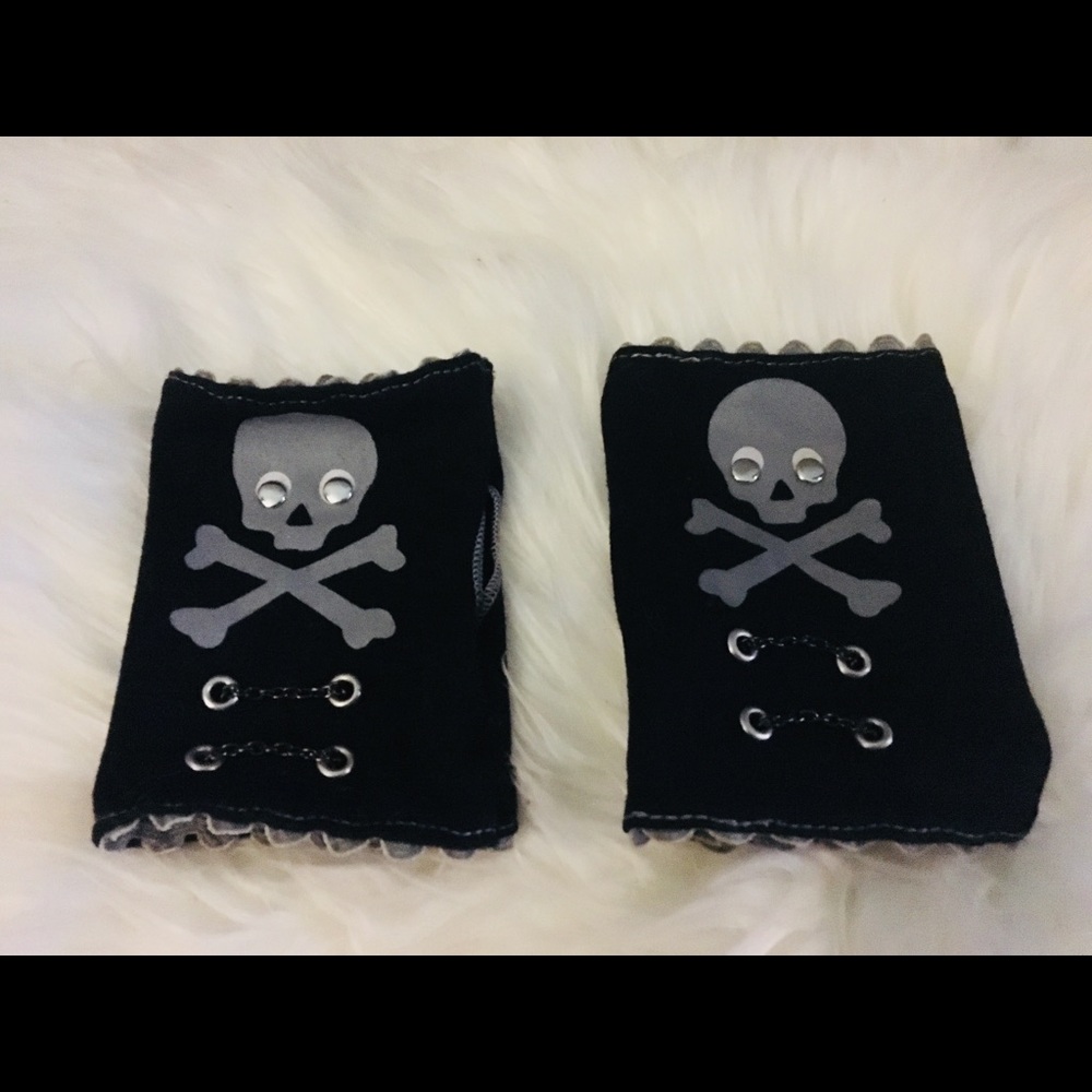 Adorable Skull And Chain Hand Warners.